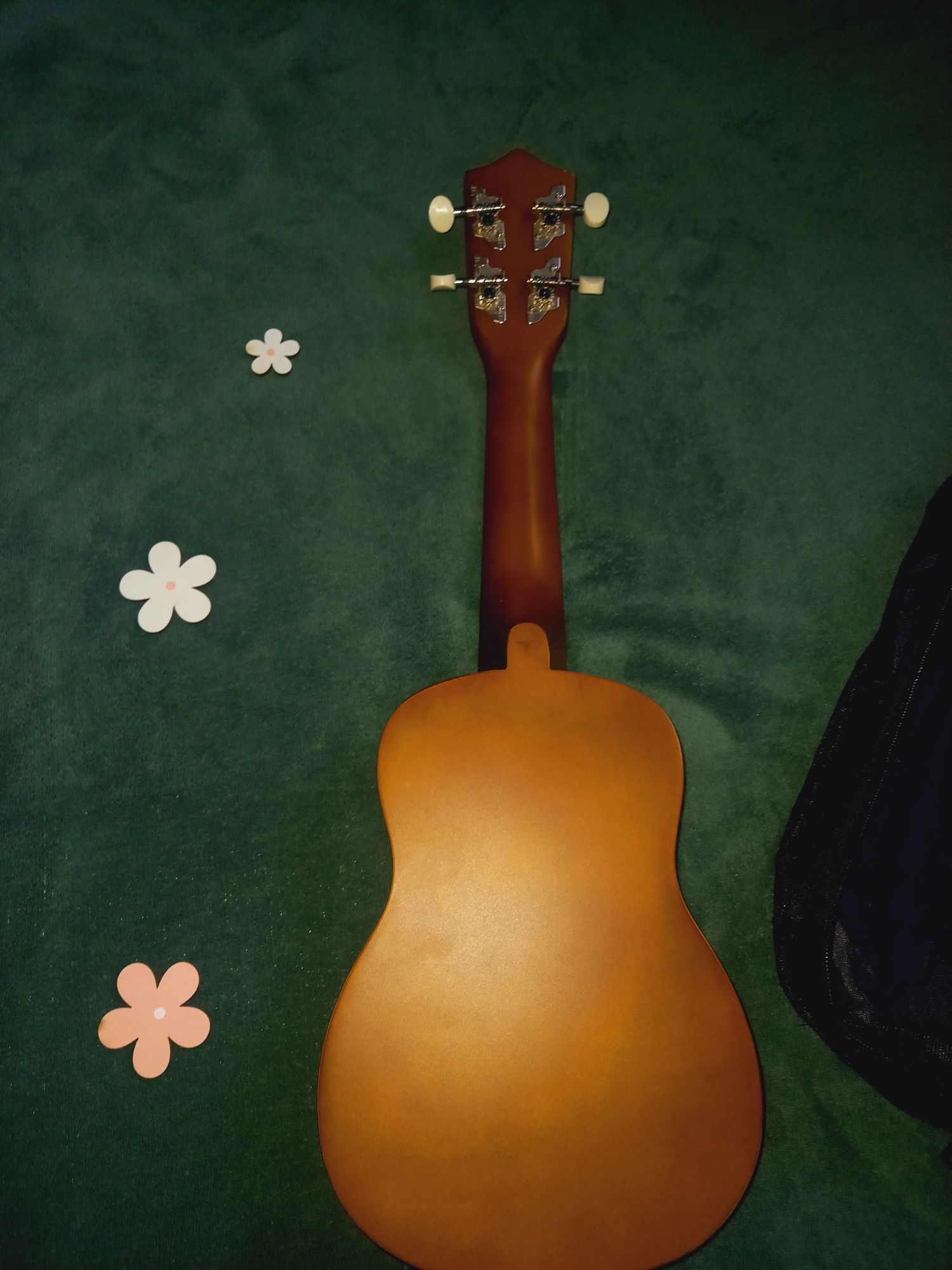 Sprzedaje nowe ukulele wraz z kostą i pokrowcem