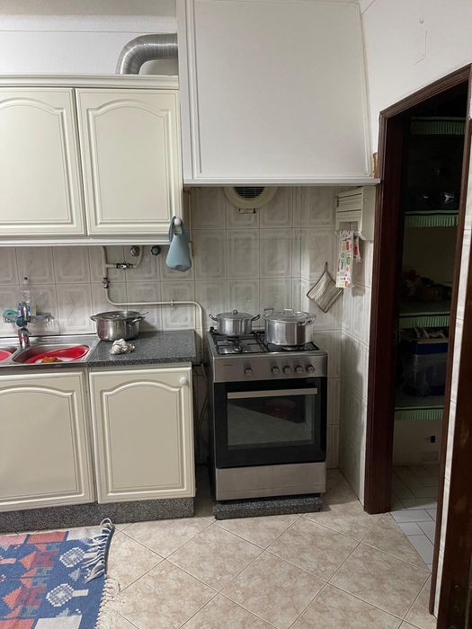 Vende-se Rés-do-Chão Independente em Moradia Geminada – Abrantes