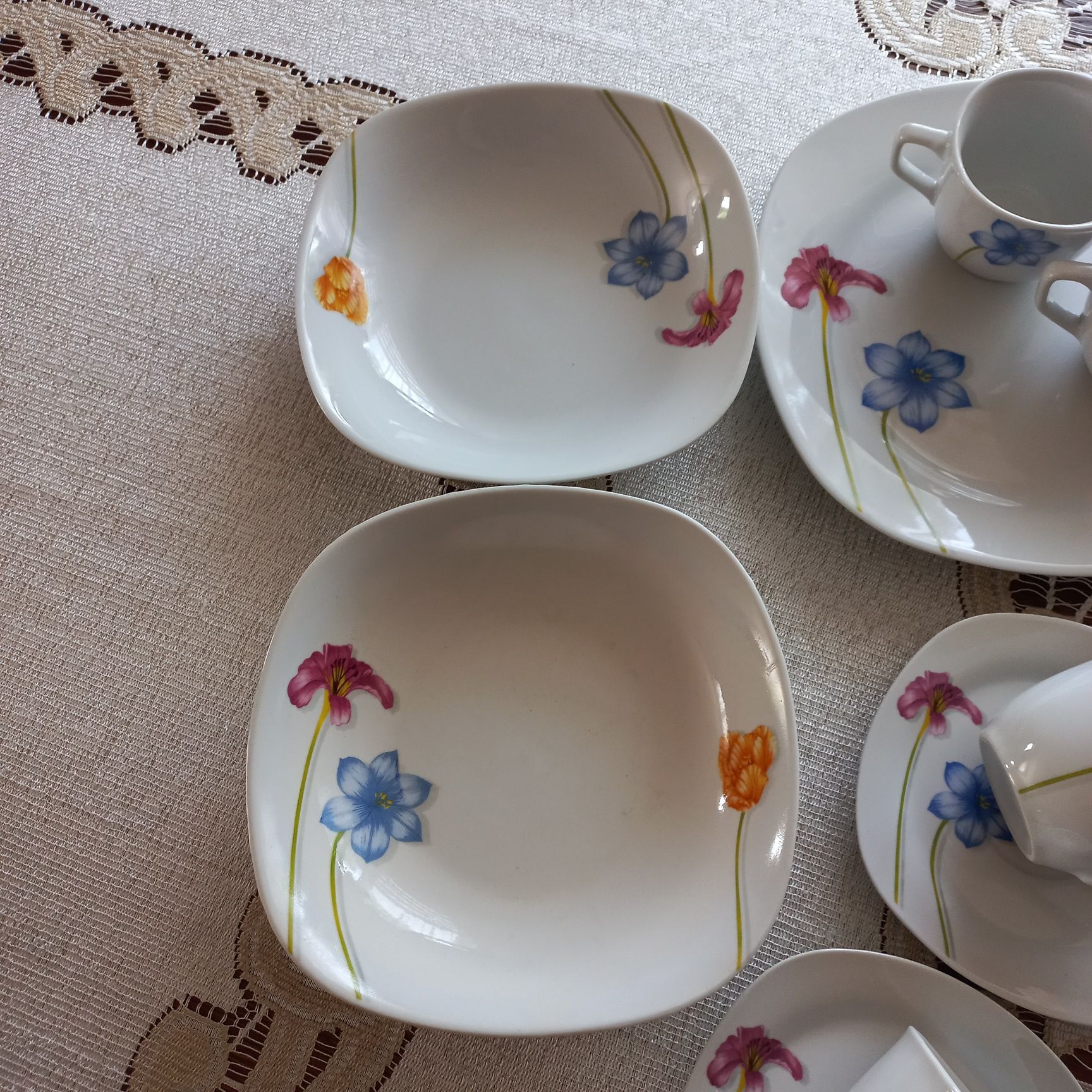 Zestaw talerzy lplus filiżanki porcelana w kwiaty