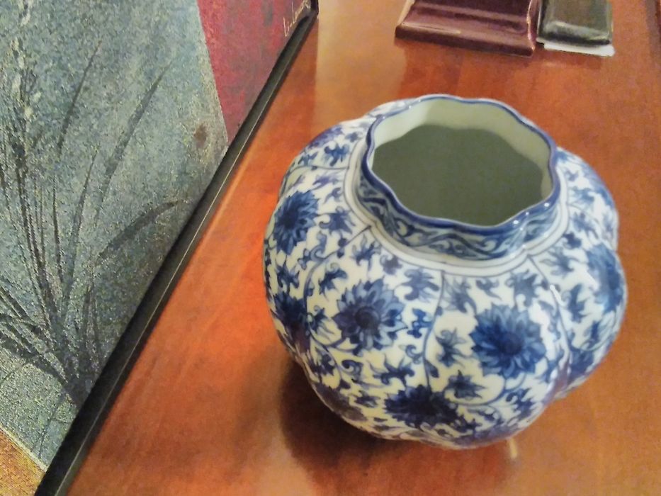 Jarrão de faiança réplica exposta Palácio Queluz século xvii