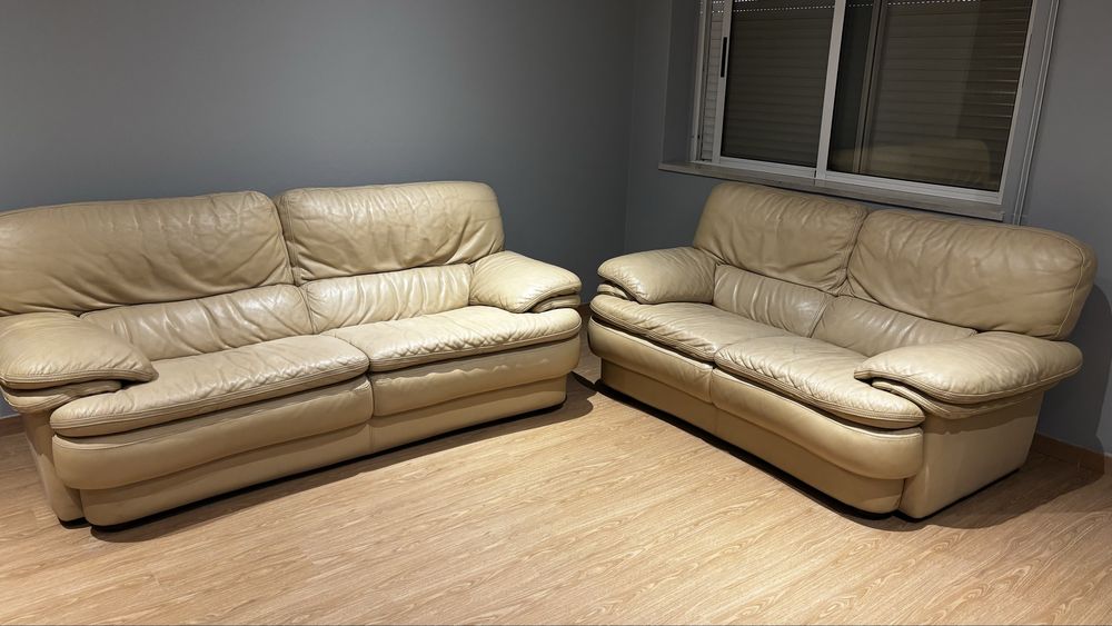 Sofas 100% de couro e base em madeira