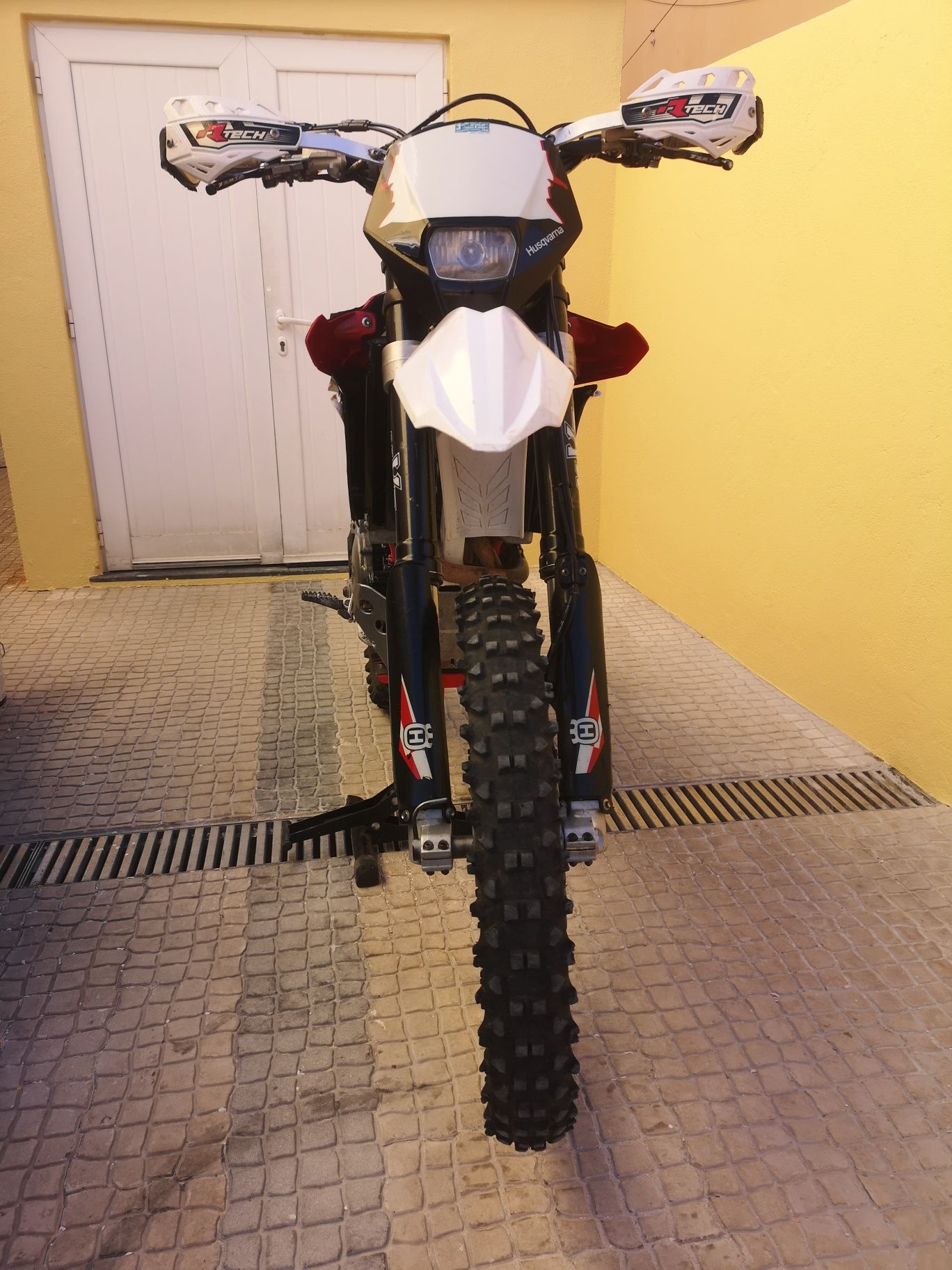 Husqvarna TE 510 de 2009 com 9 kw de registo no livrete.