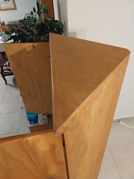 Móvel de canto em pinho