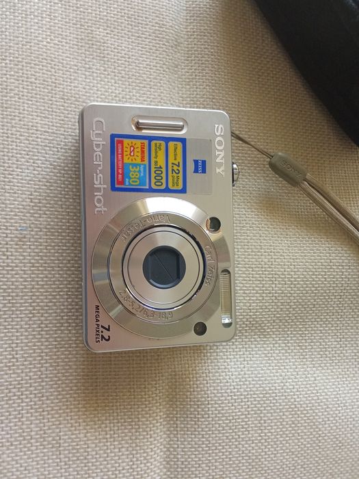 Máquina digital da Sony, carregador e leitor de cartões