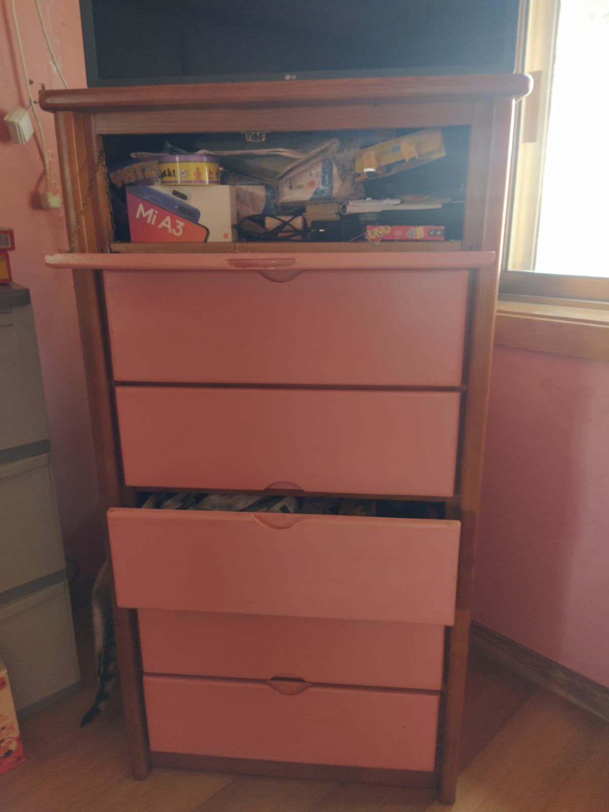 Cómoda 5 gavetas mais uma de porta