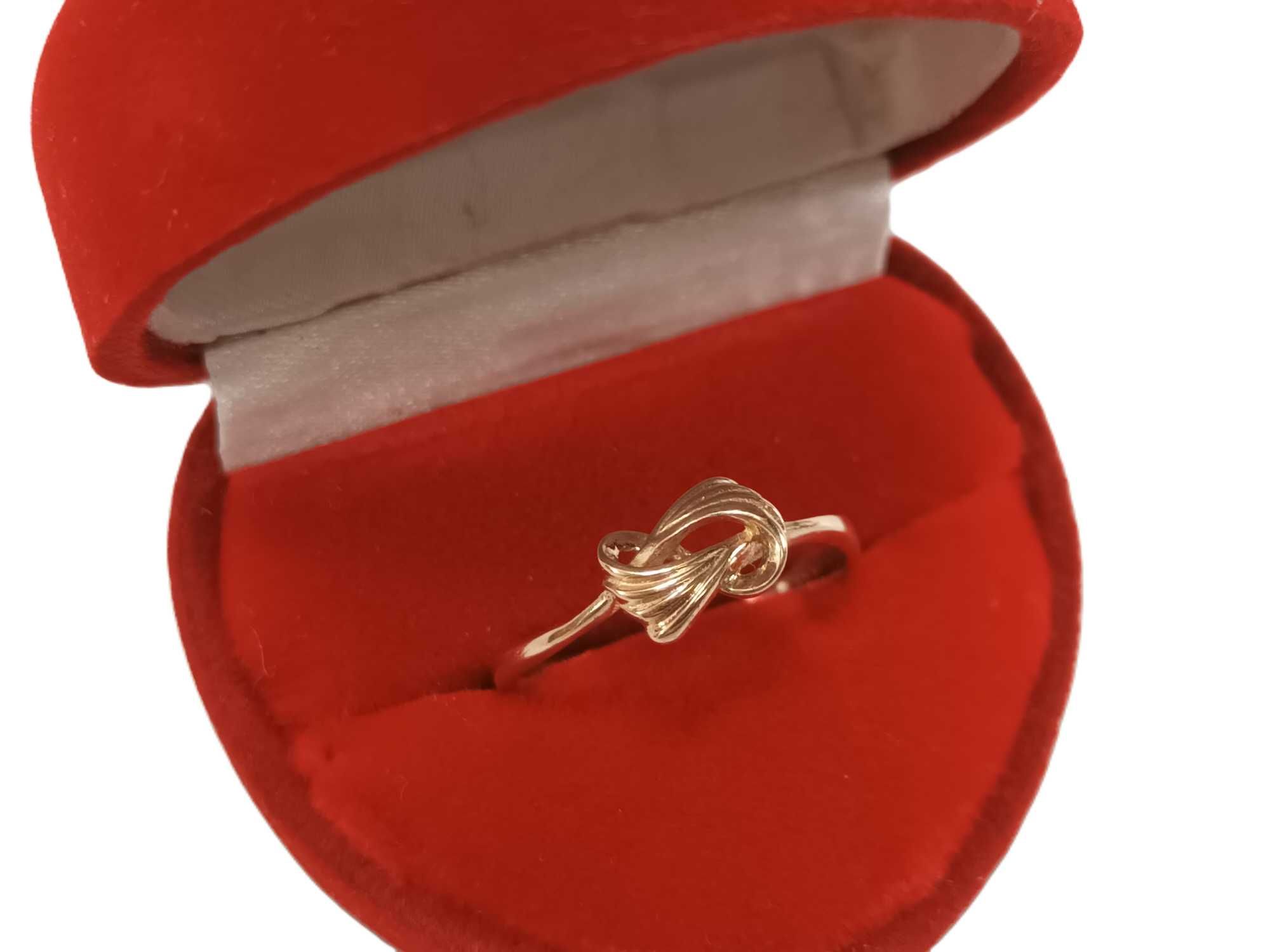 ZL736 ciekawy pierścionek złoty kokardka zawijasek 585 rozmiar:15