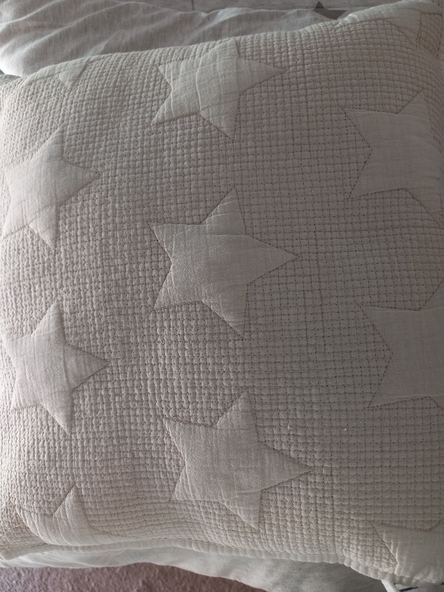 Colcha alchoada com estrelas beje cama colchão 1.50,cm