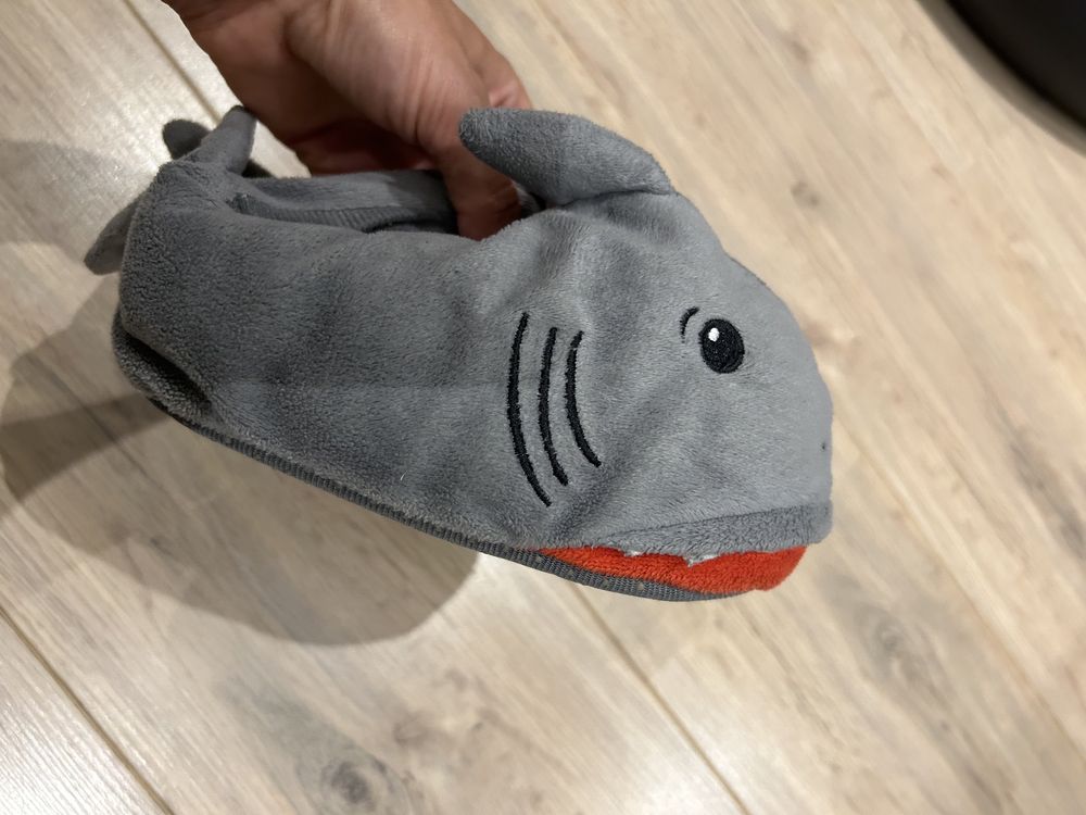 Kapcie r 28 antypoślizgowe ciepłe rekiny h&m