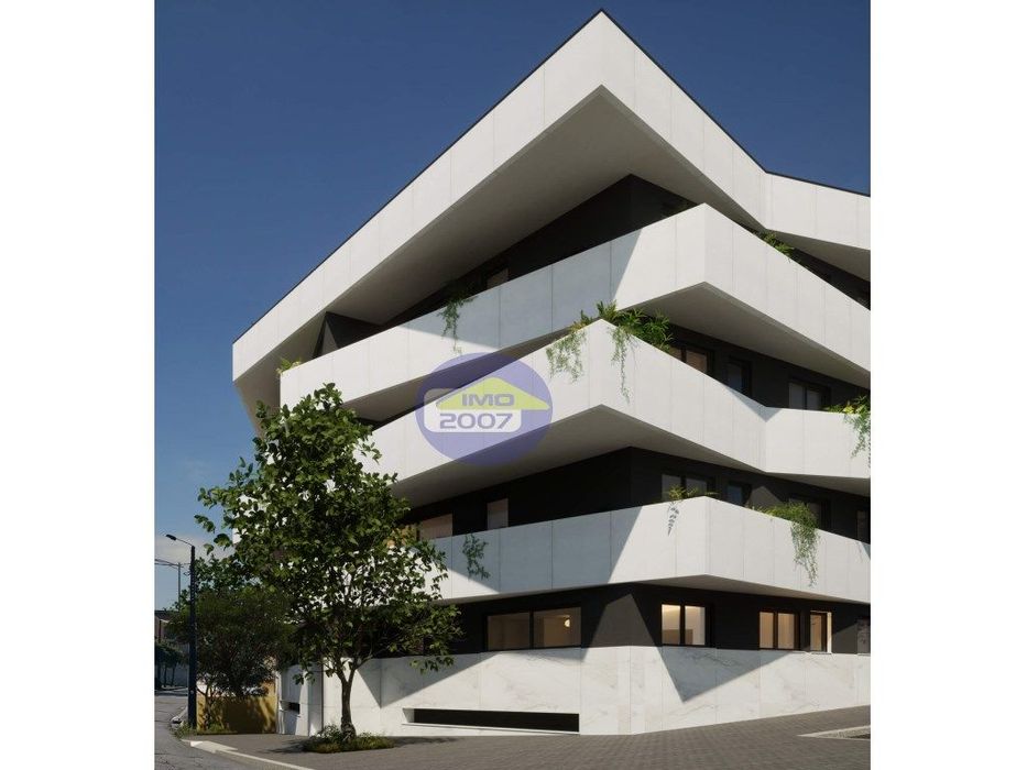 Apartamento T4 com varandas novo em Espinho