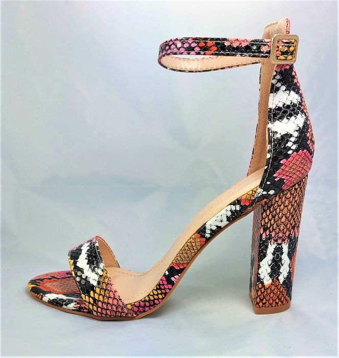 Sandały z imitacją skóry węża