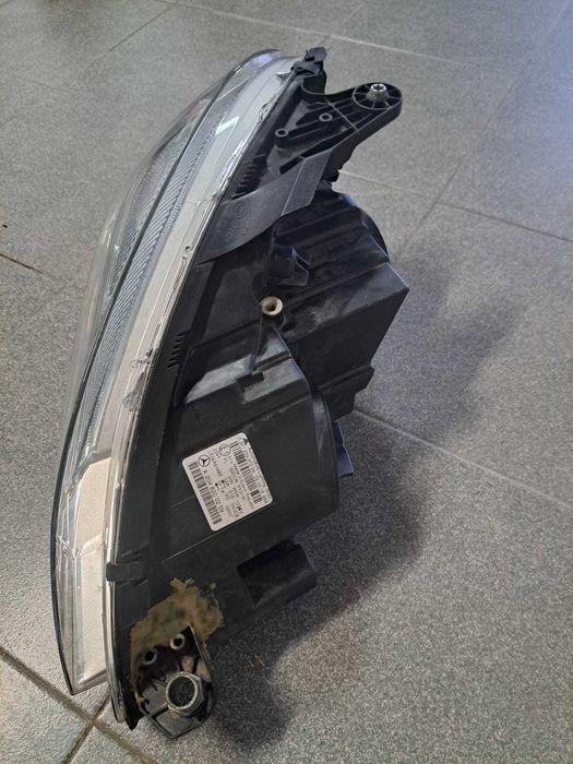 Farol dianteiro esquerdo Mercedes Benz w204 - suporte reparado