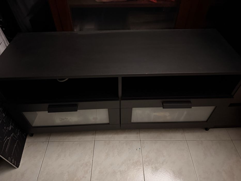 Móvel de TV Preto com Arrumação – Bom Estado