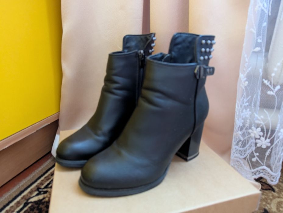 Шкіряні чорні жіночі ботинки осінь/весна 39 розмір