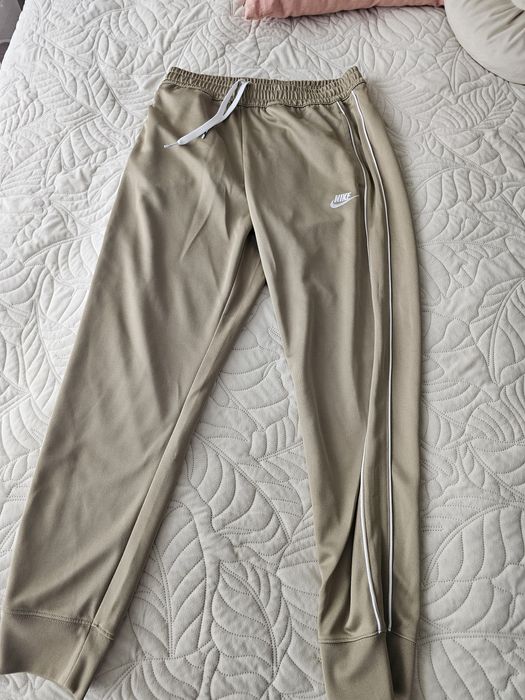 J. Nowe spodnie dresowe Nike rozmiar.M