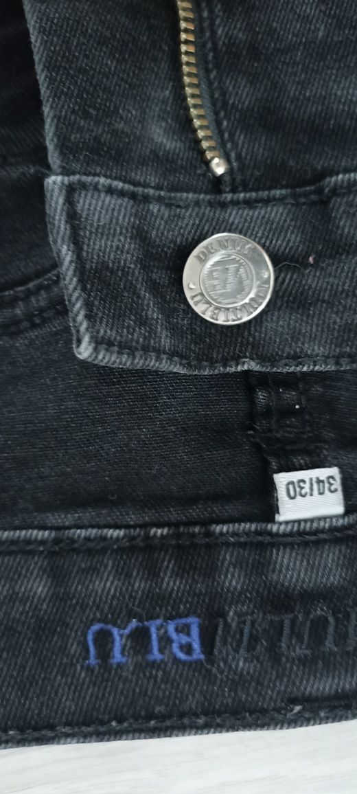 Czarne jeansy marki Multiblue rozmiar 34/30