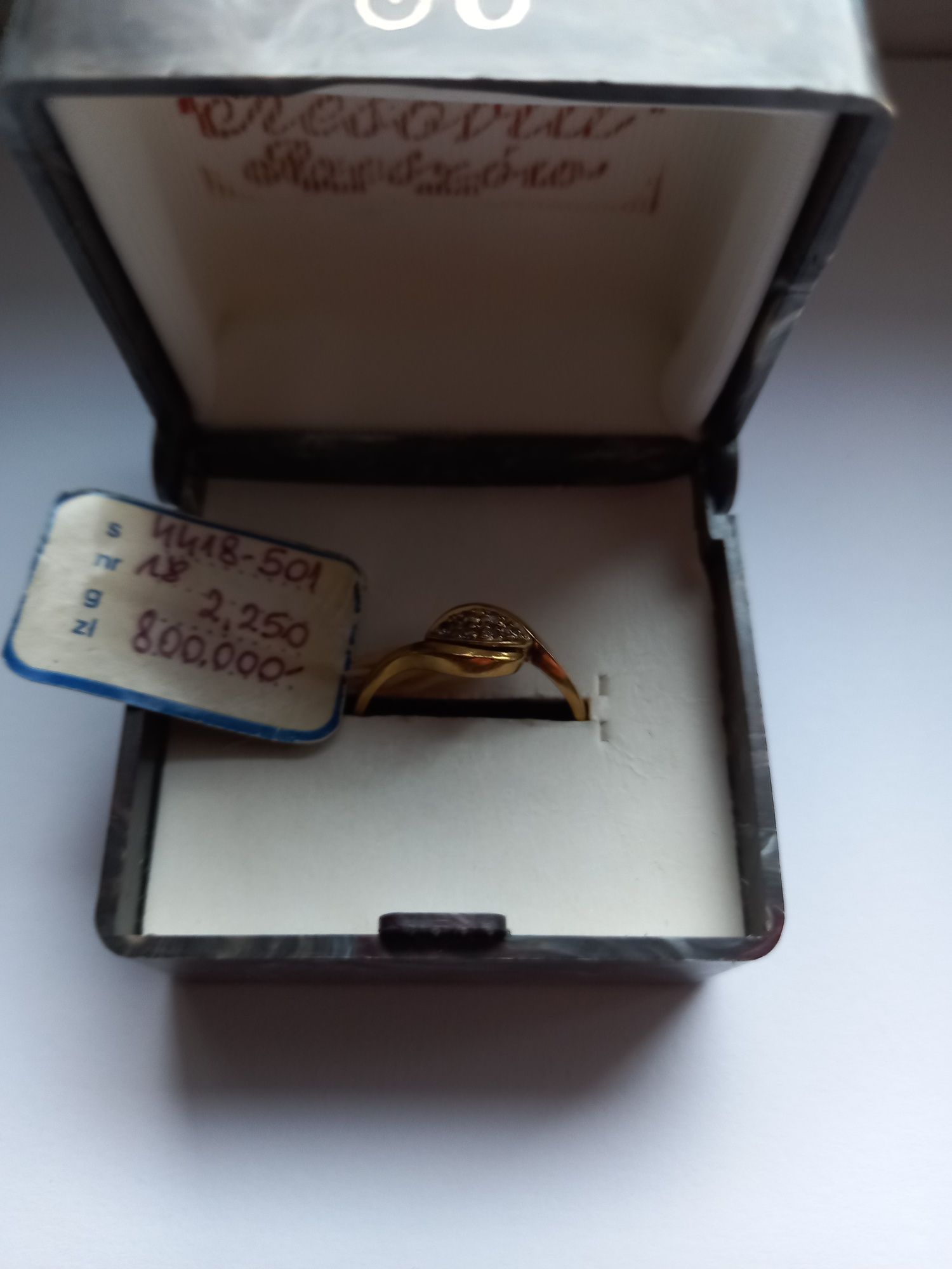 Złoty pierścionek pr. 585, 2,5 gram, 6 brylantów