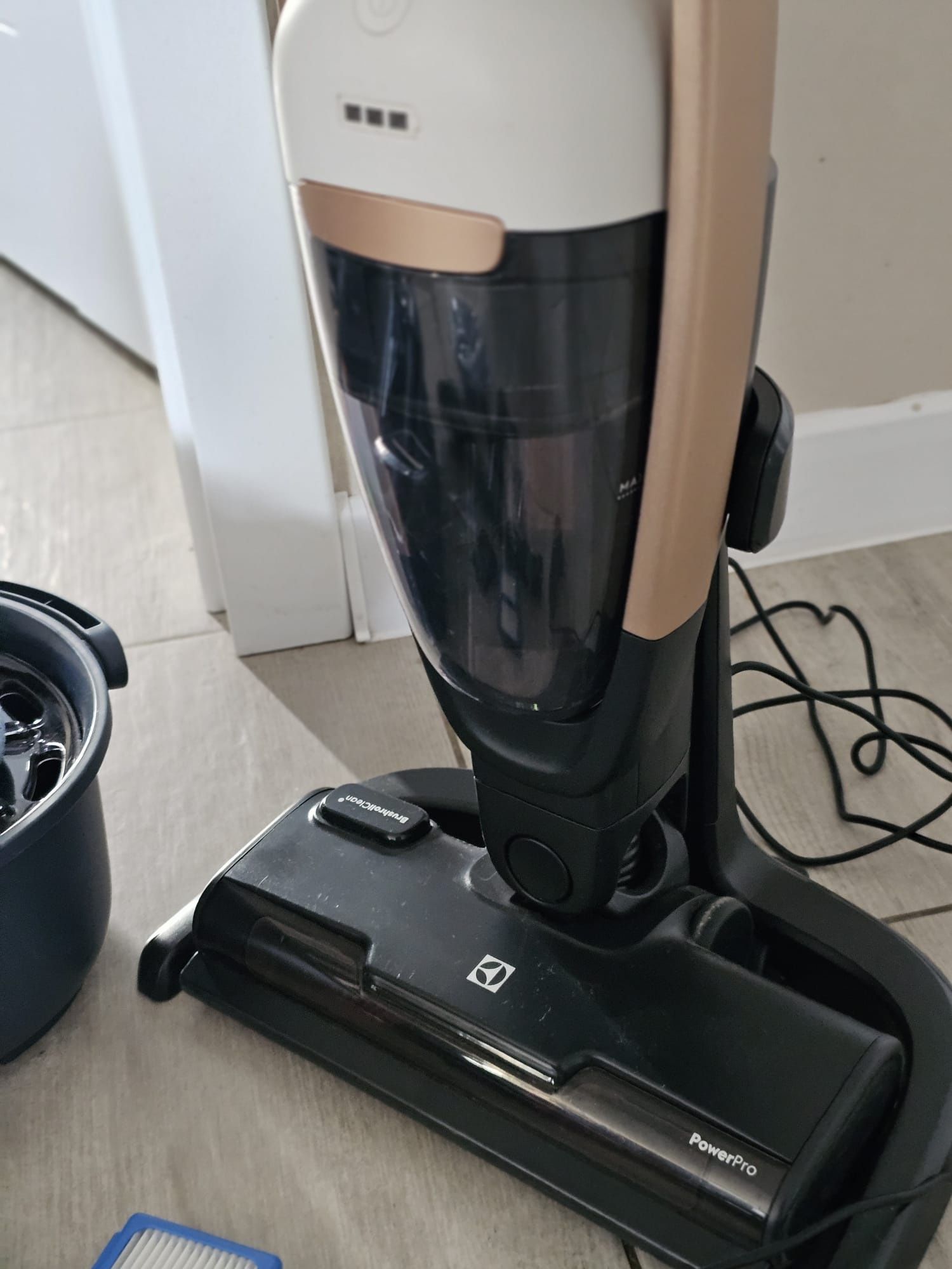 Odkurzacz pionowy bezprzewodowy  Electrolux Hygienic 600 PureWet + sta