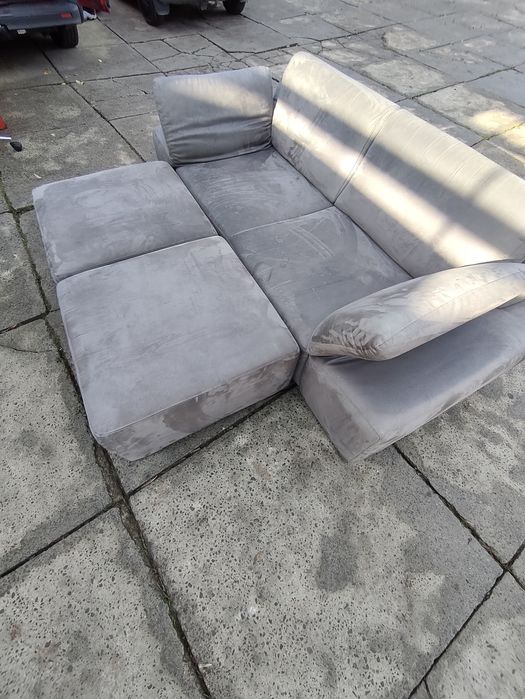 Sofa do salonu z pufami