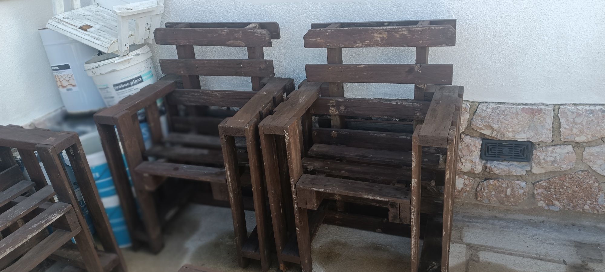 4 bancos e 1 mesa de madeira