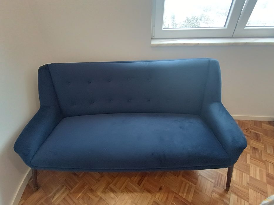 Sofá 3 lugares azul escuro com pés em agulha
