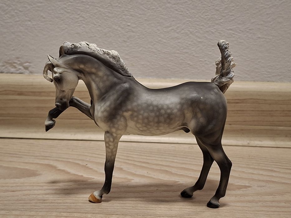 WIA model specjalny Sharif, siwy jabłkowity koń arabski skala 1:18