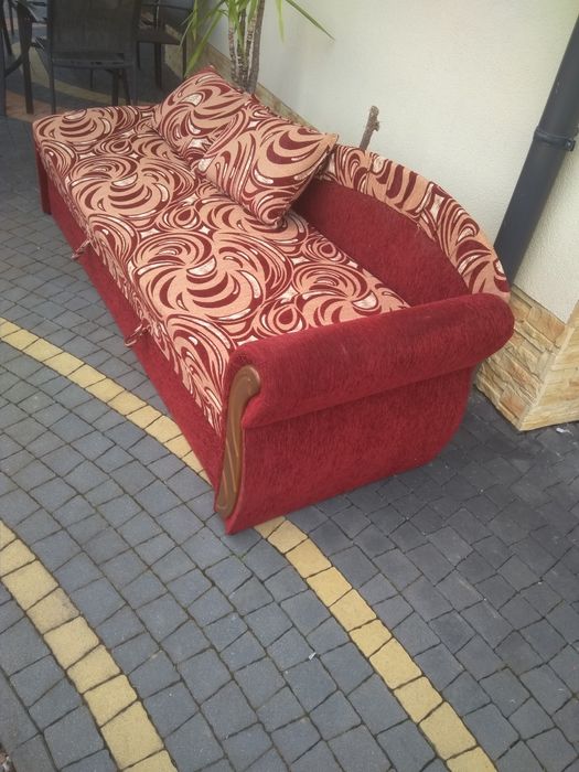 Łóżko sofa rozkładane z poduszkami