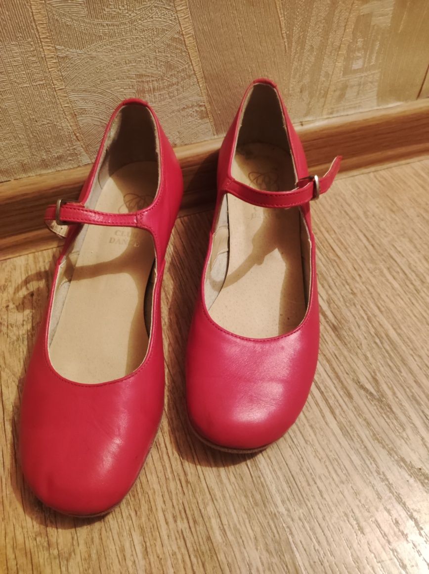 Красные кожаные туфли для танцев