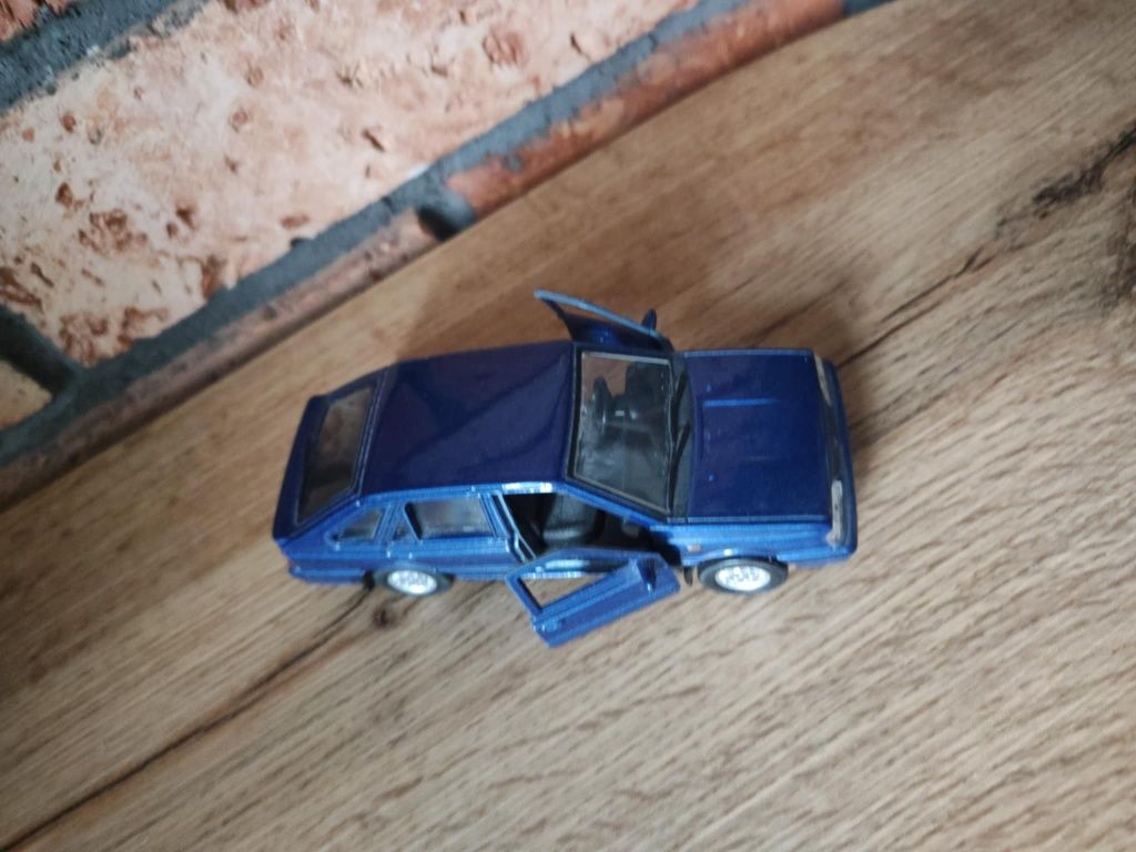 Model 1:34 resorak PRL Polonez Caro Plus Welly
