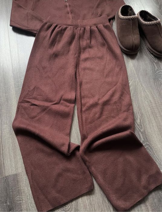 Трикотажний костюм в трендовому кольорі