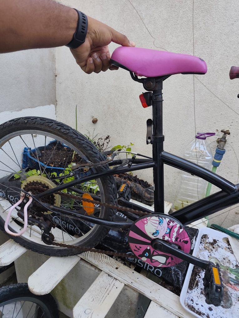 Duas bikes: adulto e infantil, aro 18 e aro 16.