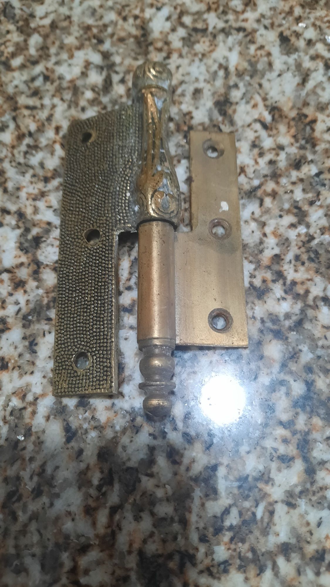 Puxadores e dobradiças