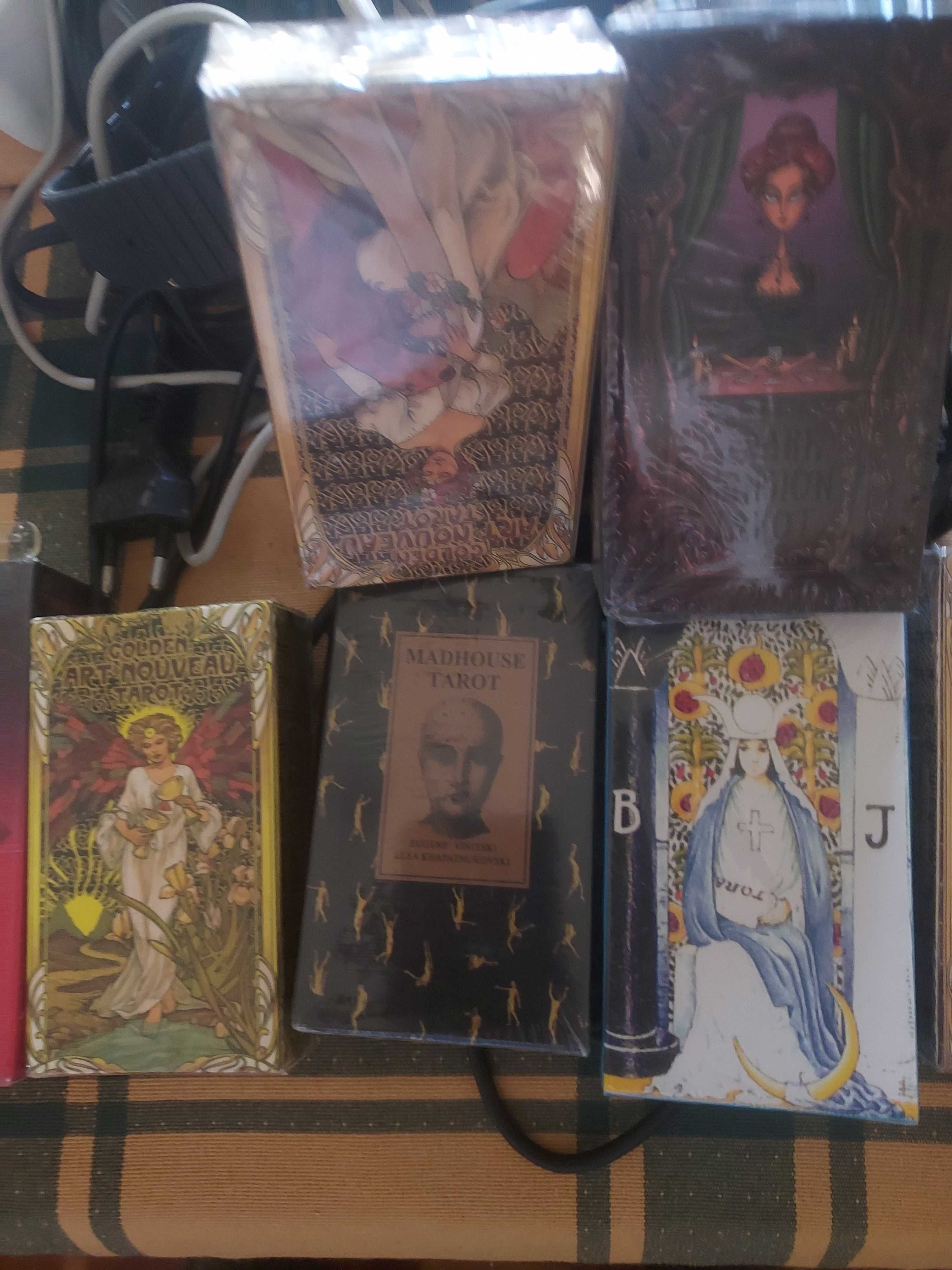 O REI DOS TAROTS. vendo a 8 cada euros os baralhos  FOTOS. SELADOS