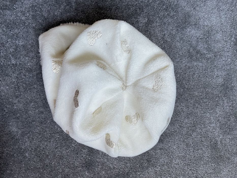 Шапка для девочки с сердечками - белая Accessories на 3-5 лет