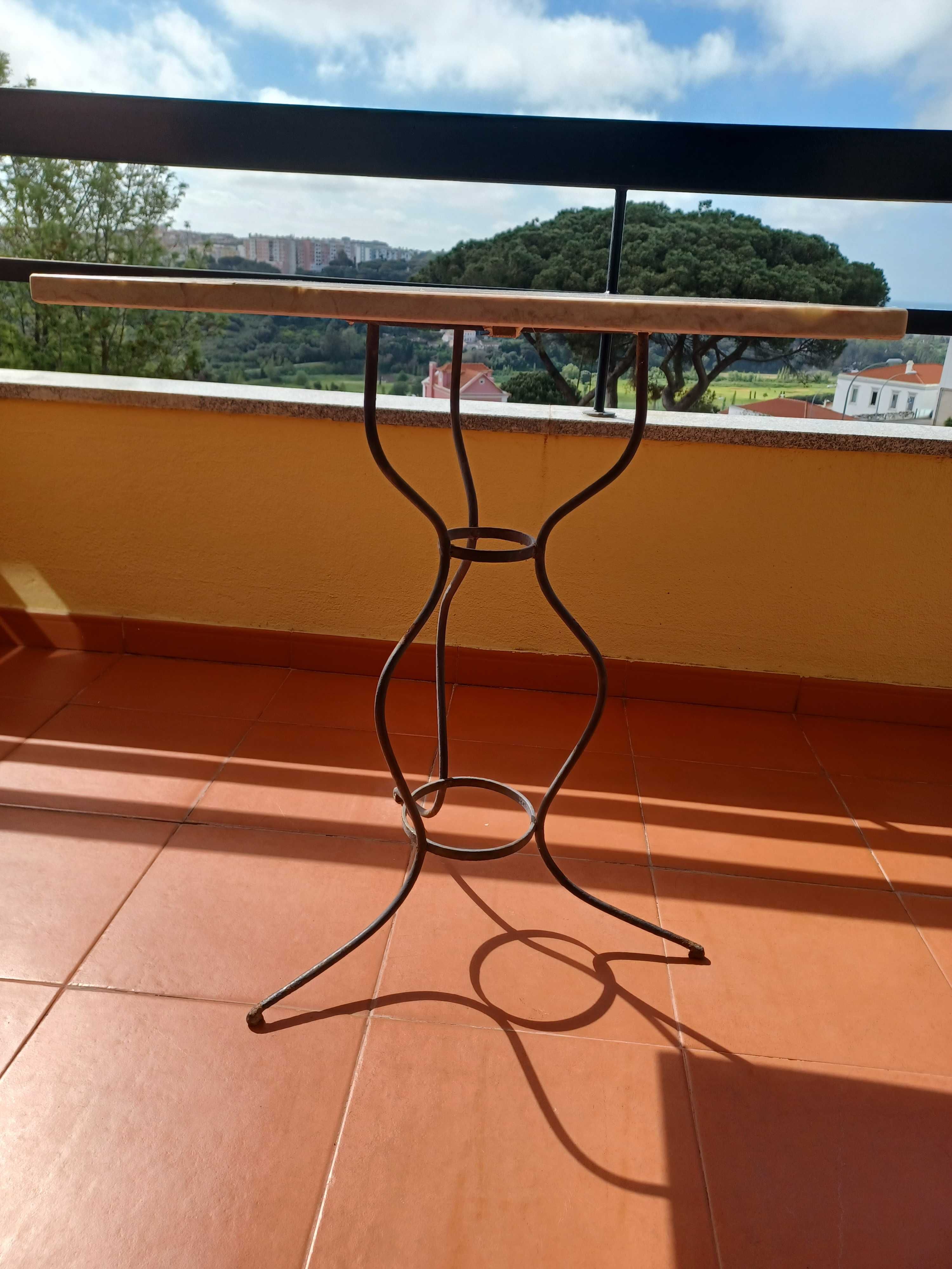 2 Mesas de Jardim com Pedra Mármore e Pés em Ferro