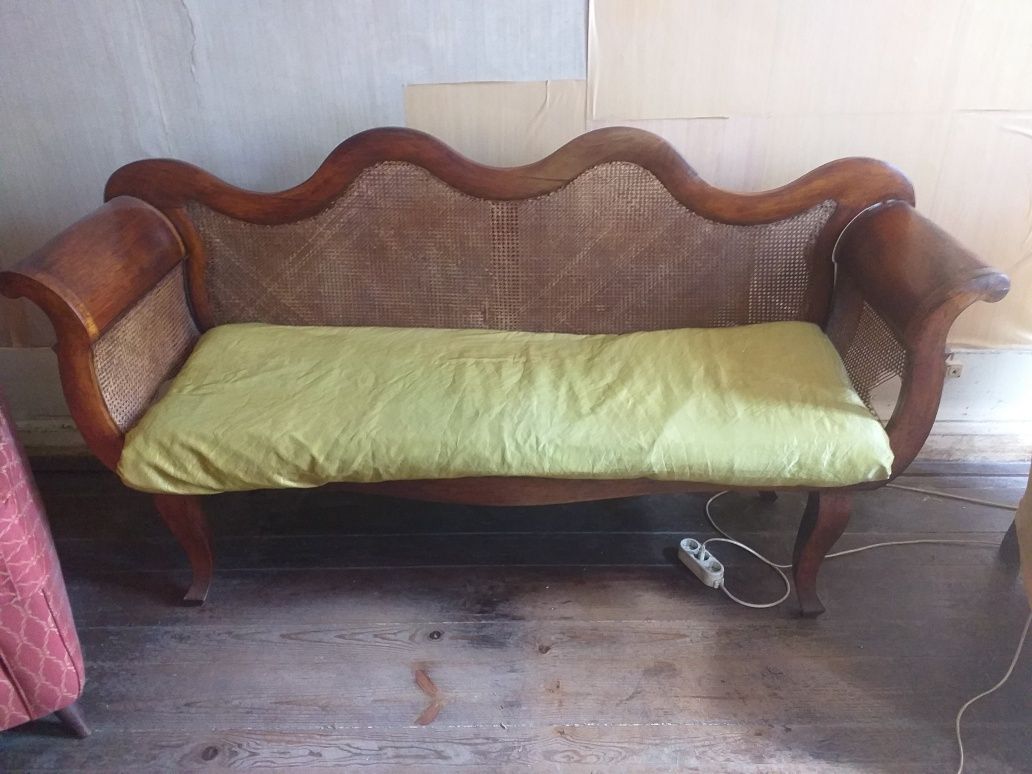 Canape antigo em madeira de cerejeira e palhinha.