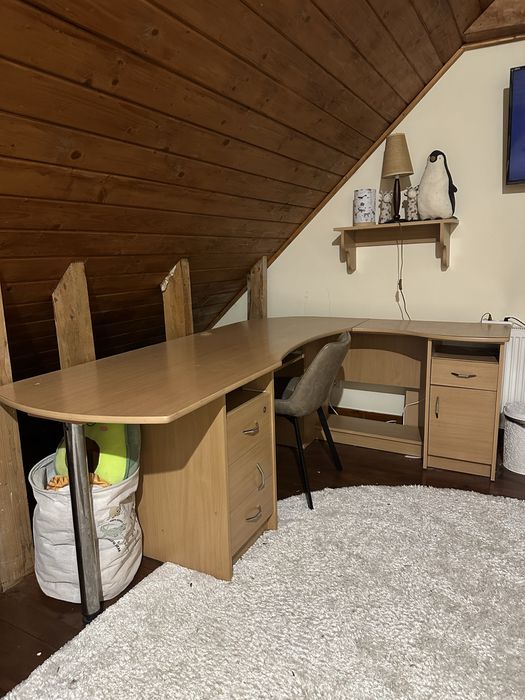 Стіл і шафа для офіса