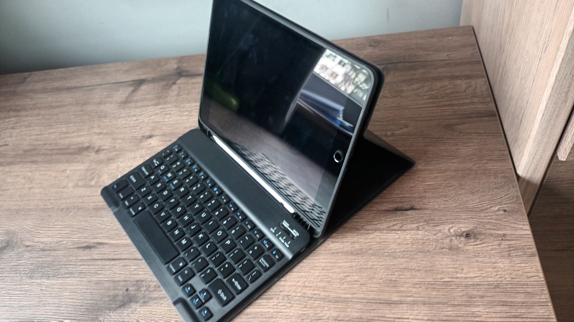 Zestaw Ipad 10,2" ( 9 gen. ) + Etui + Klawiatura + Rękawiczka