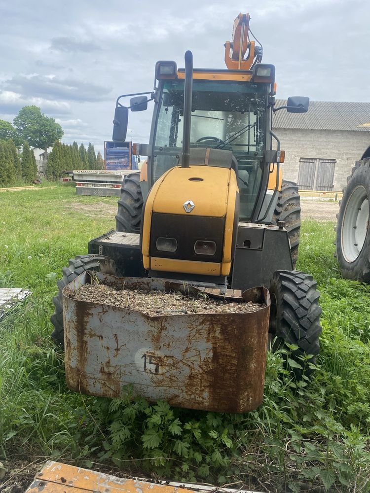 Ciągnik Renault Ergos z kosiarką bijakową na wysięgniku mulczer