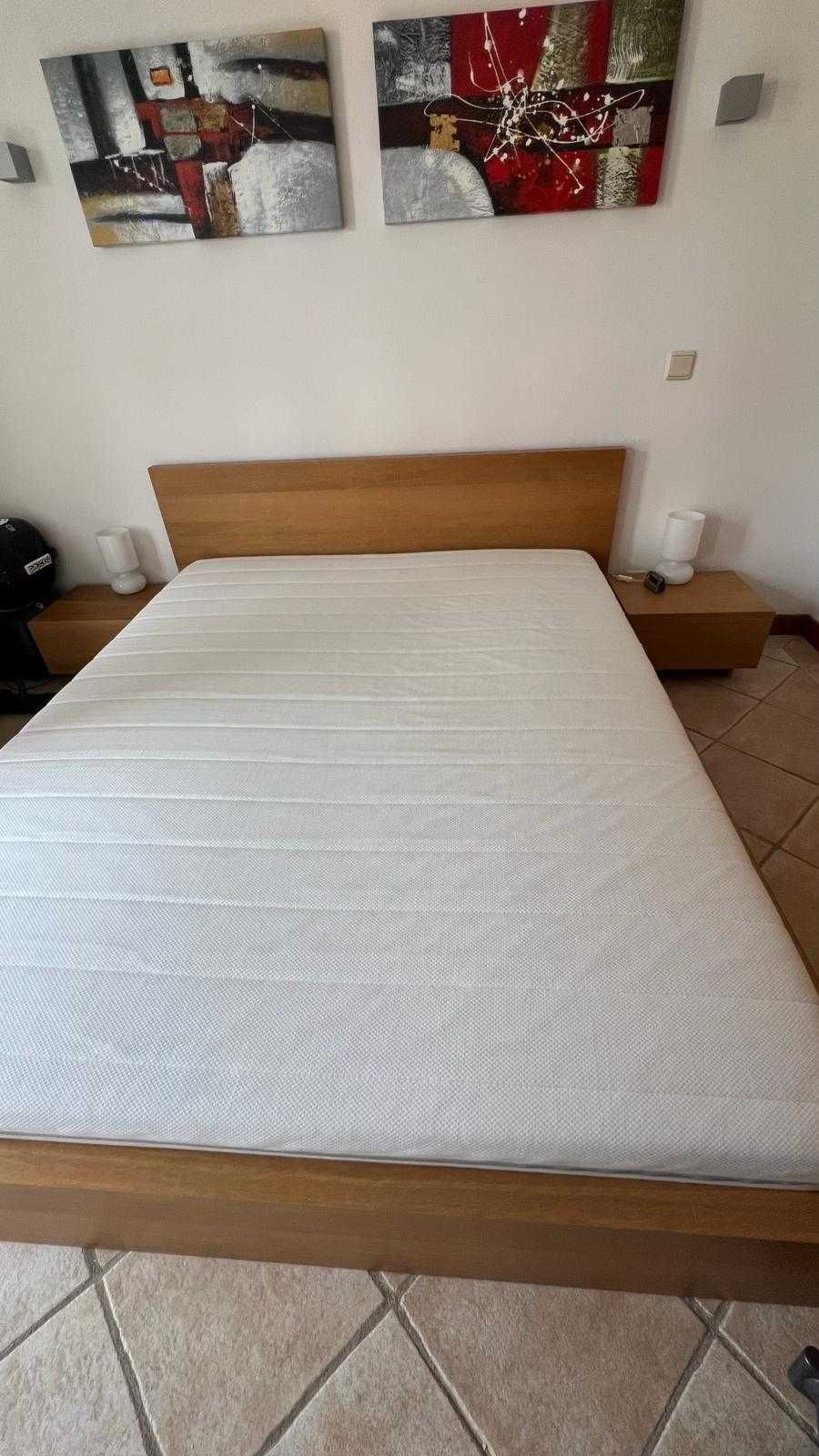 Cama completa com colchão (sem mesas cabaceiras), pouco uso com novo.