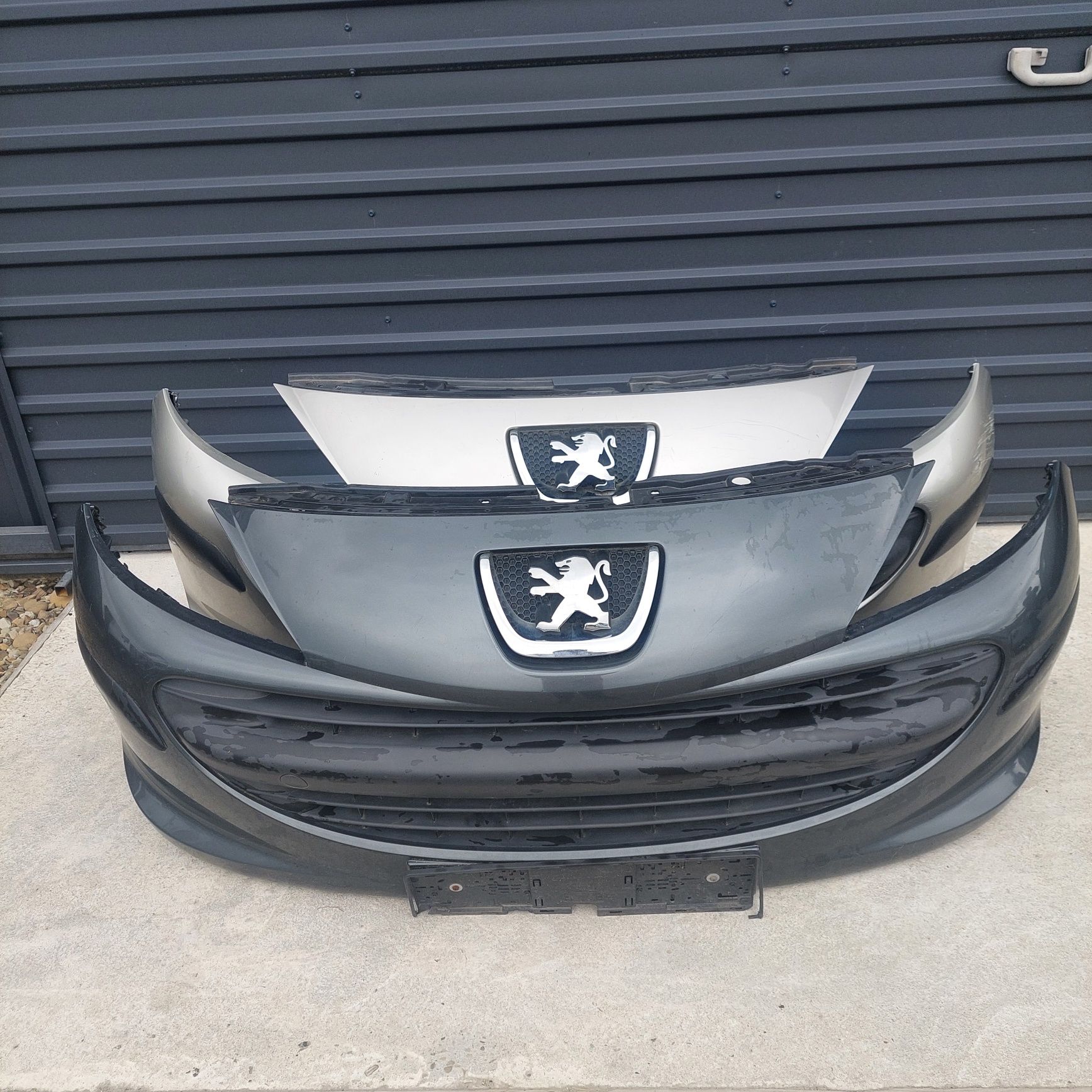 Бампер передній Peugeot 207.