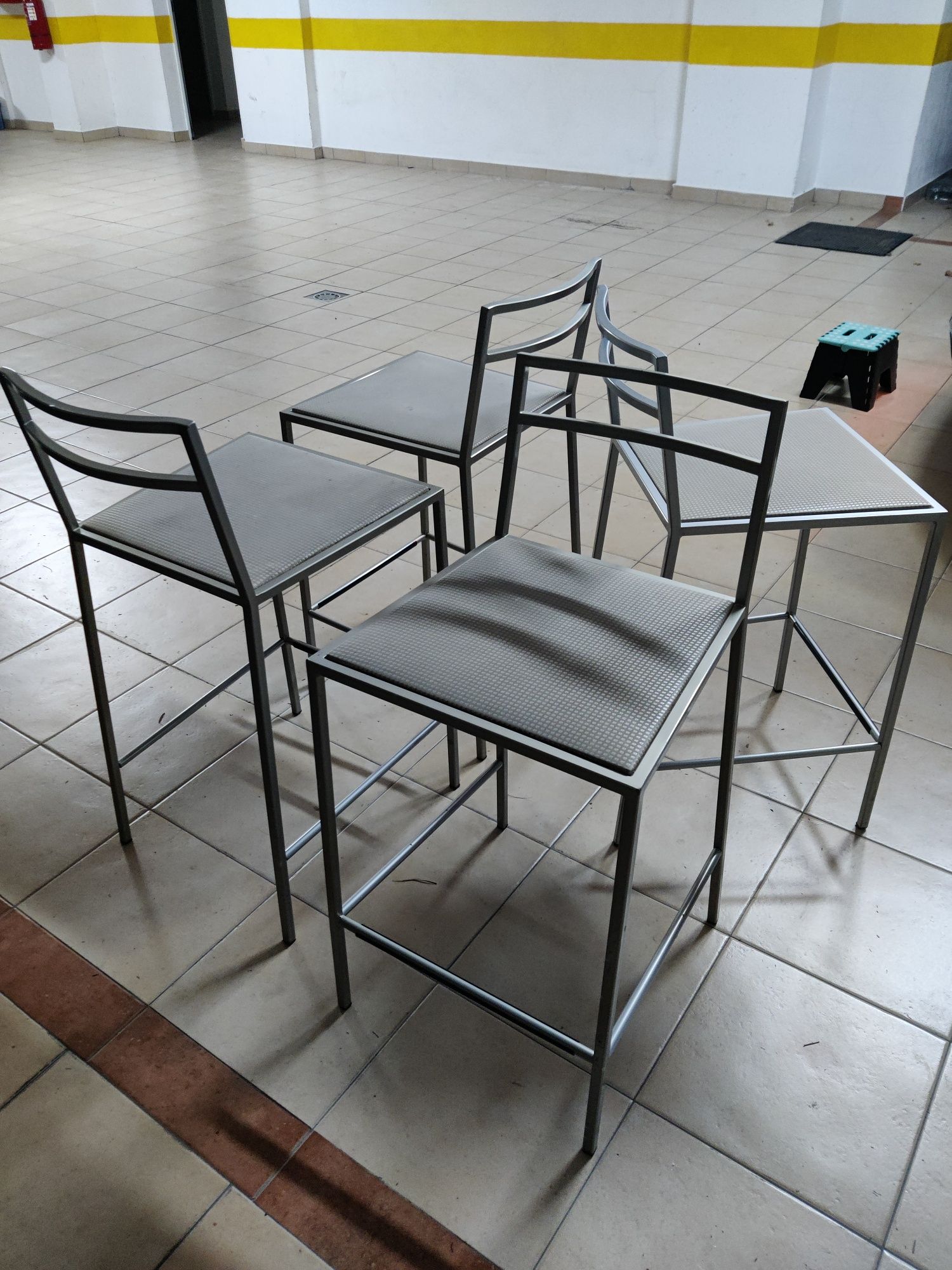 Cadeiras altas para mesa de bancada