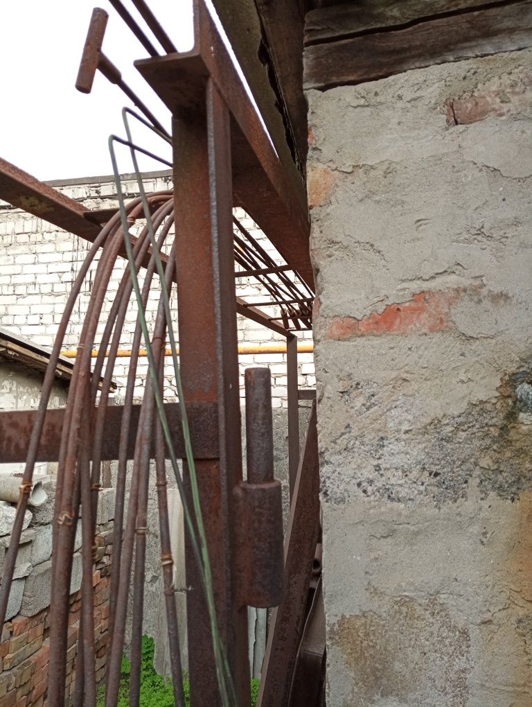 Гаражные ворота с луткой.