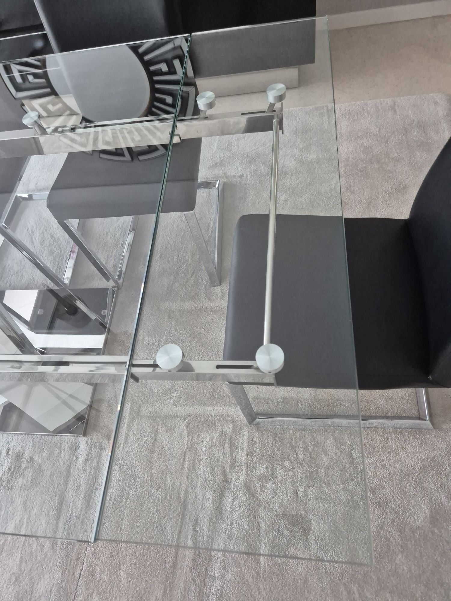 Mesa de jantar em inox e vidro com 8 cadeiras