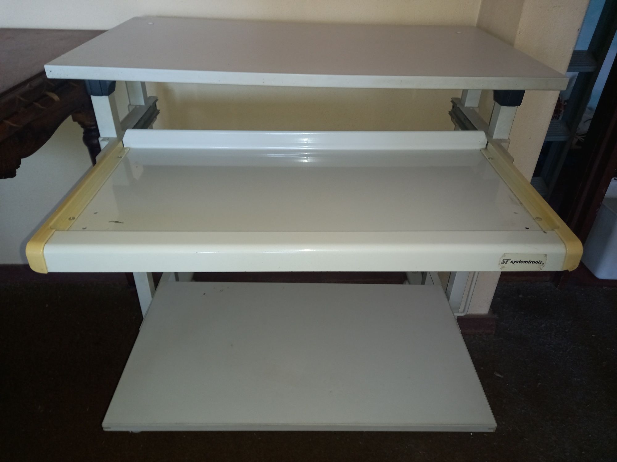 Mesa compacta e segura (CPU, monitor, teclado, mouse e impressora!