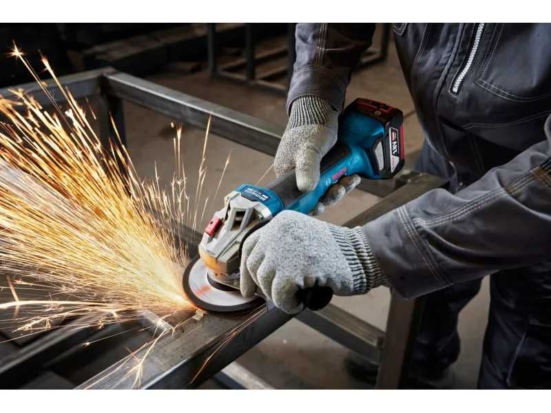 Wynajem, wypożyczalnia narzędzi. Piła do paneli, drewna. Piła ukośnica