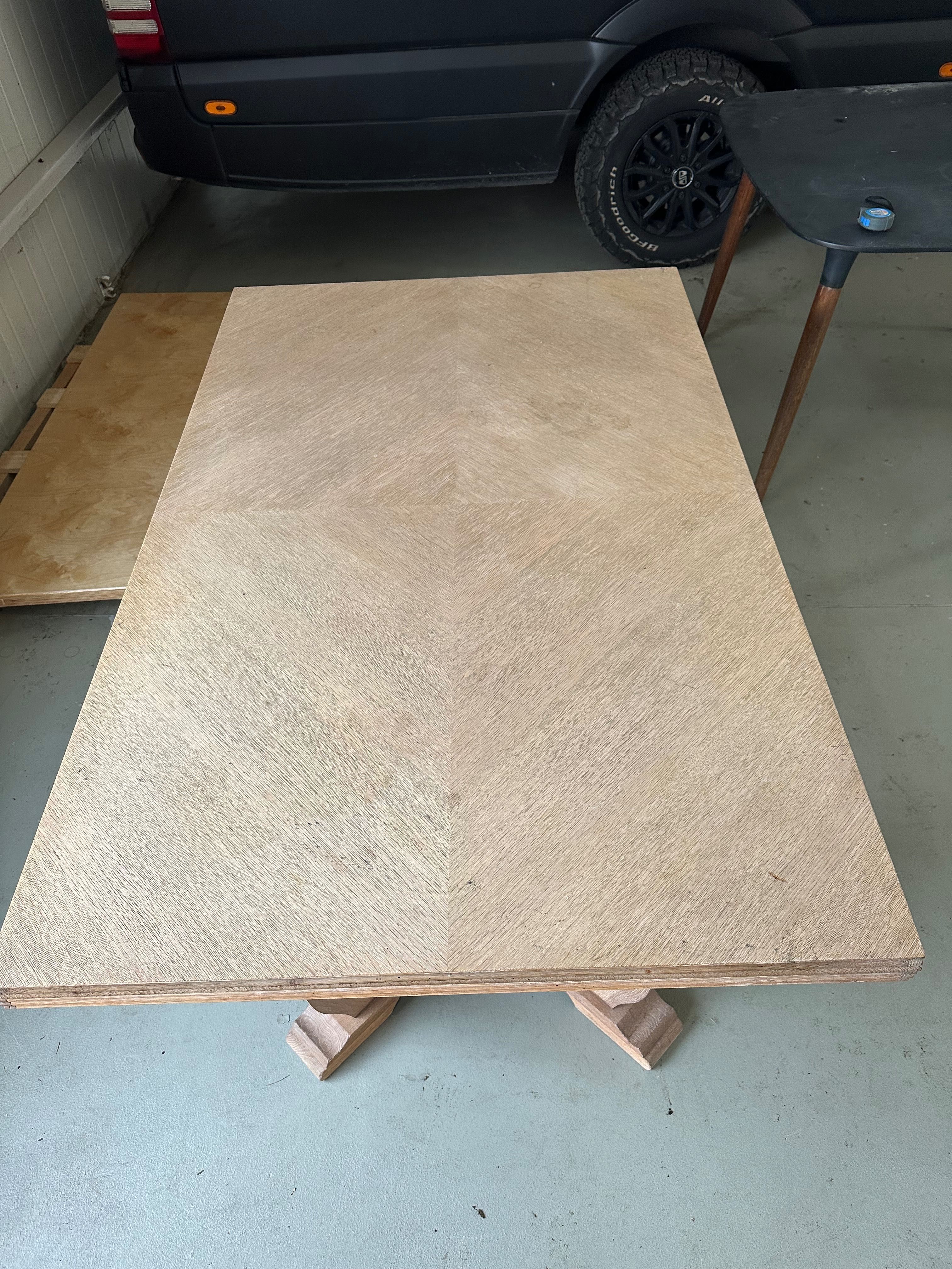 Solidny, drewniany stół – unikatowy design