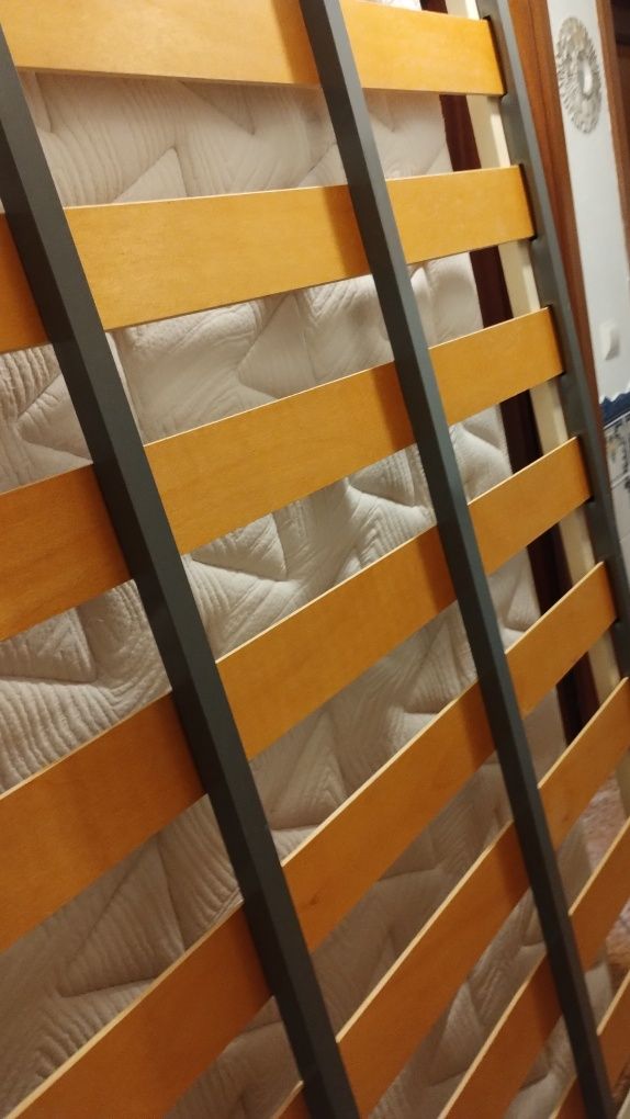 Cama de casal em ferro com estrado e colchão
