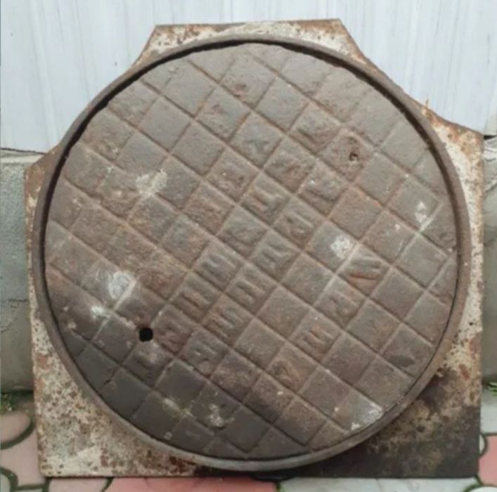 Металеві стовбчики, рельс, профтруба, каналізаційний люк .