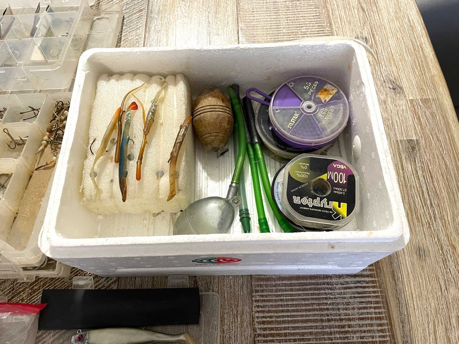 Caixas com diversos acessórios de pesca á borda e de barco usados