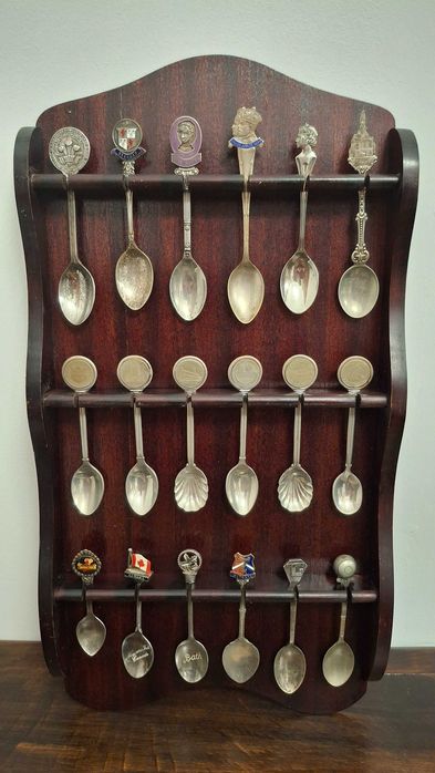 Zestaw 18 łyżeczek kolekcjonerskich w gablocie